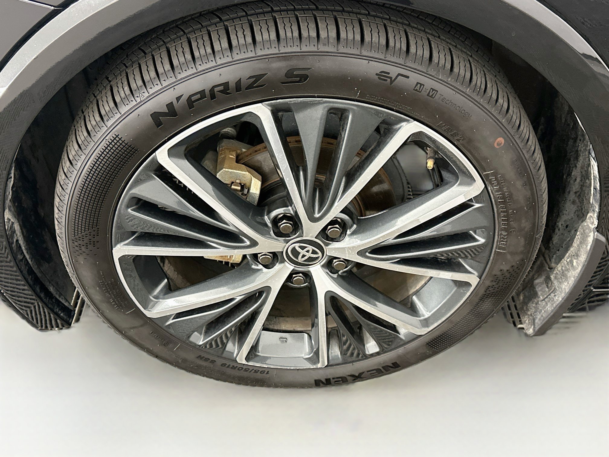 Used 2024 Toyota Prius XLE FWD image 11