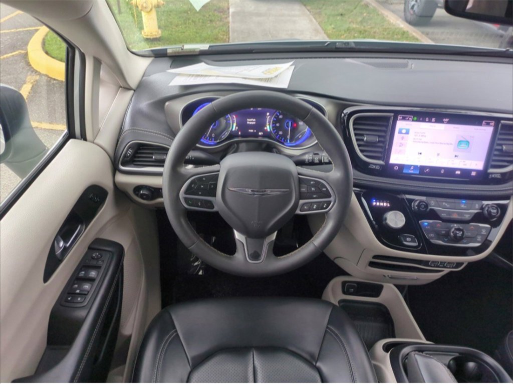 Used 2023 Chrysler Pacifica Touring-L image 17