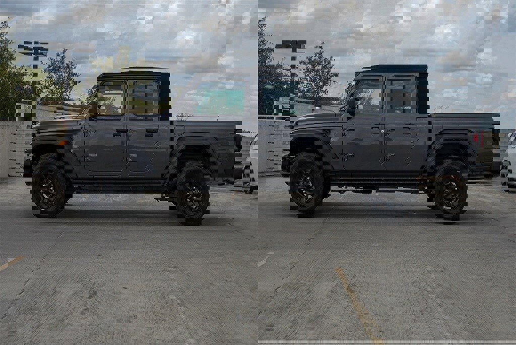 Used 2024 Jeep Gladiator Sport image 4