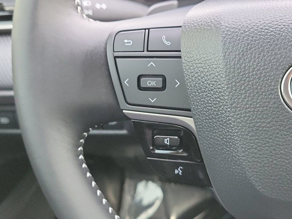 Used 2026 Toyota Camry SE FWD image 9