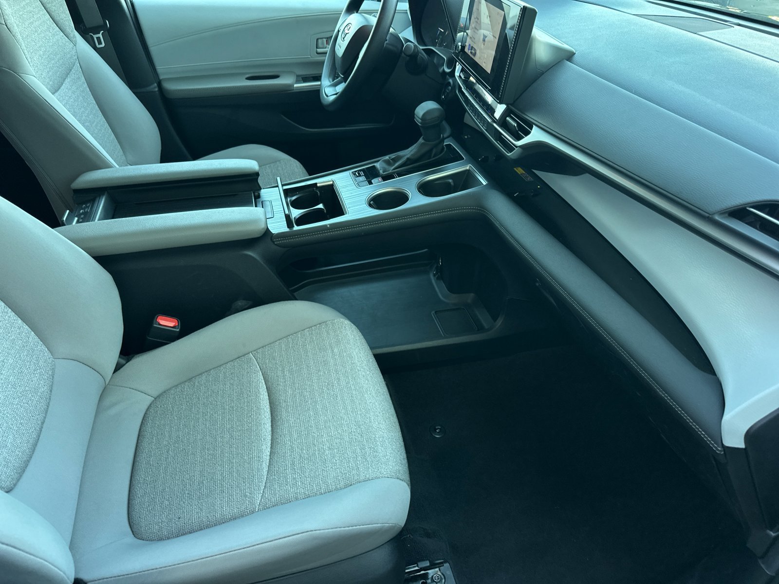 Used 2025 Toyota Sienna LE FWD image 16
