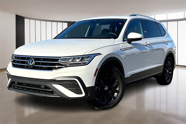 Used 2024 Volkswagen Tiguan SE w/ Panoramic Sunroof Package