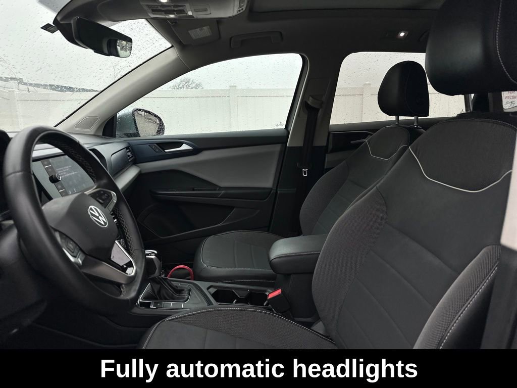 Used 2023 Volkswagen Taos SE w/ Panoramic Sunroof Package image 11