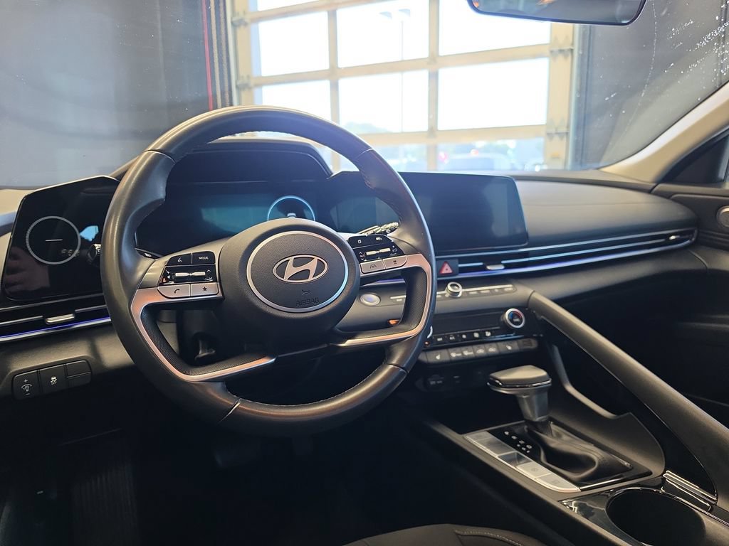 Used 2025 Hyundai Elantra SEL FWD image 18