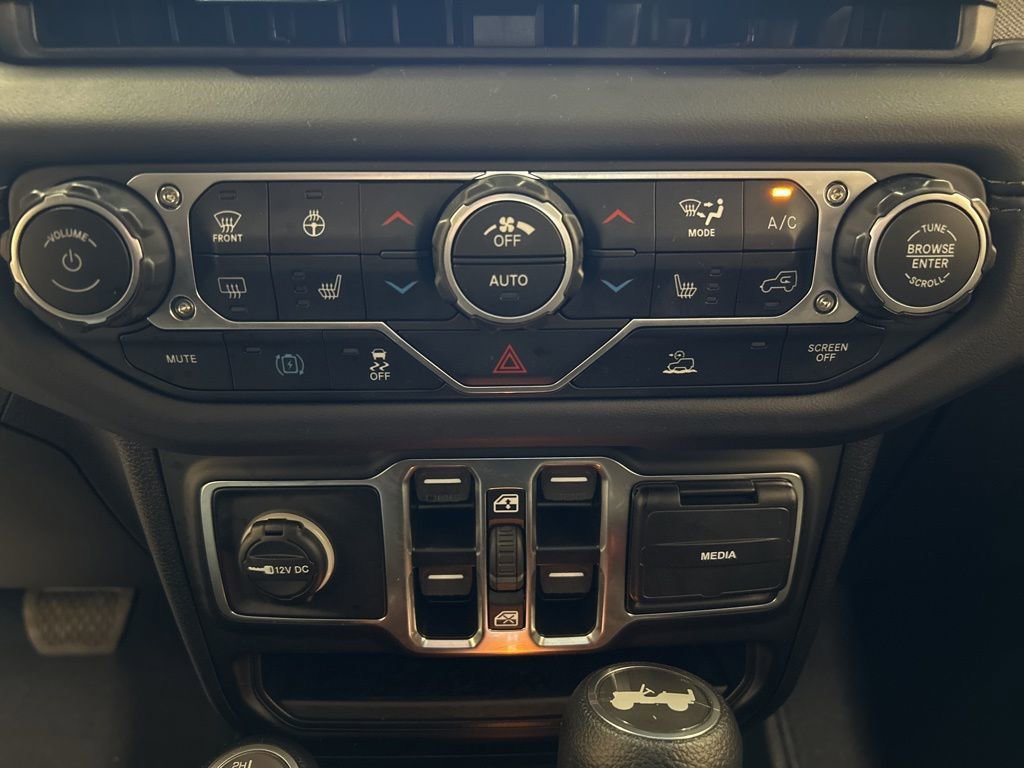 Used 2025 Jeep Wrangler Unlimited Sahara image 25