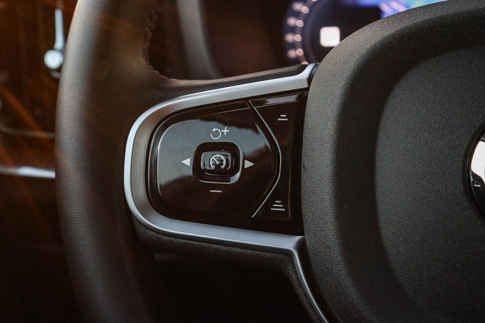 Used 2025 Volvo V60 B5 Cross Country Plus image 41