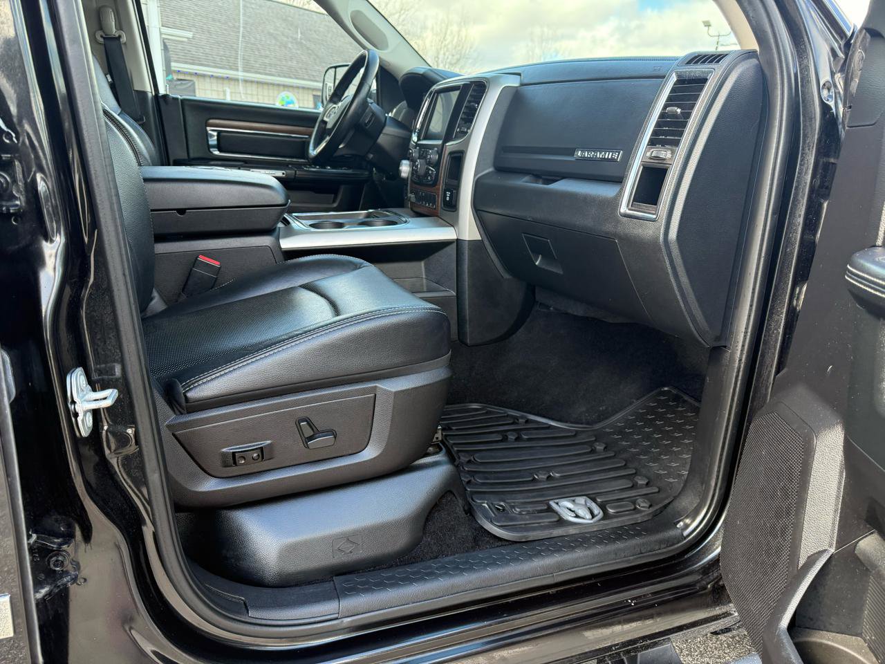 Used 2016 RAM 1500 Laramie w/ Convenience Group image 11