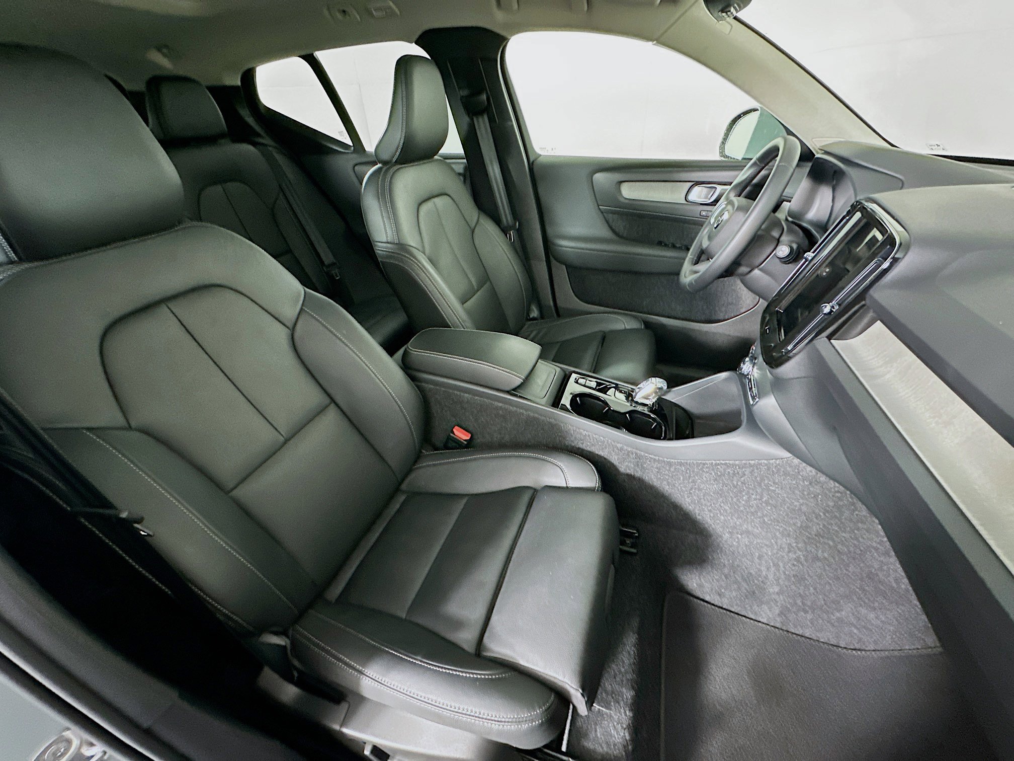 Used 2025 Volvo XC40 B5 Plus image 33