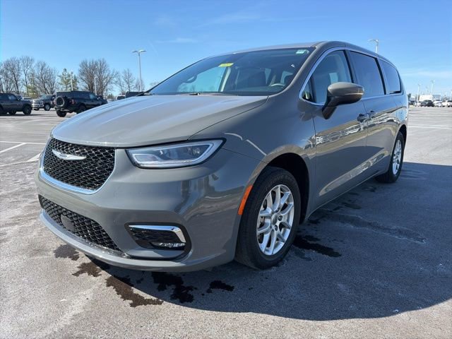 Used 2023 Chrysler Pacifica Touring-L video 2