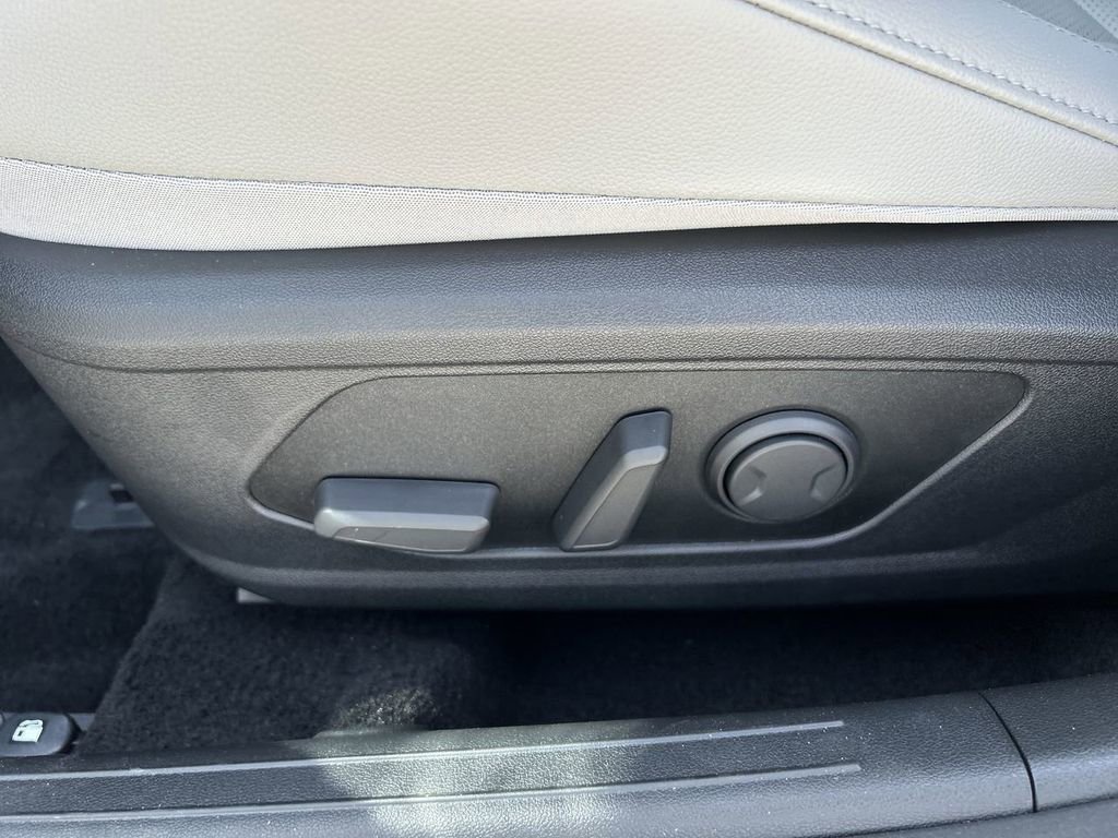 New 2025 Hyundai Elantra Limited image 22