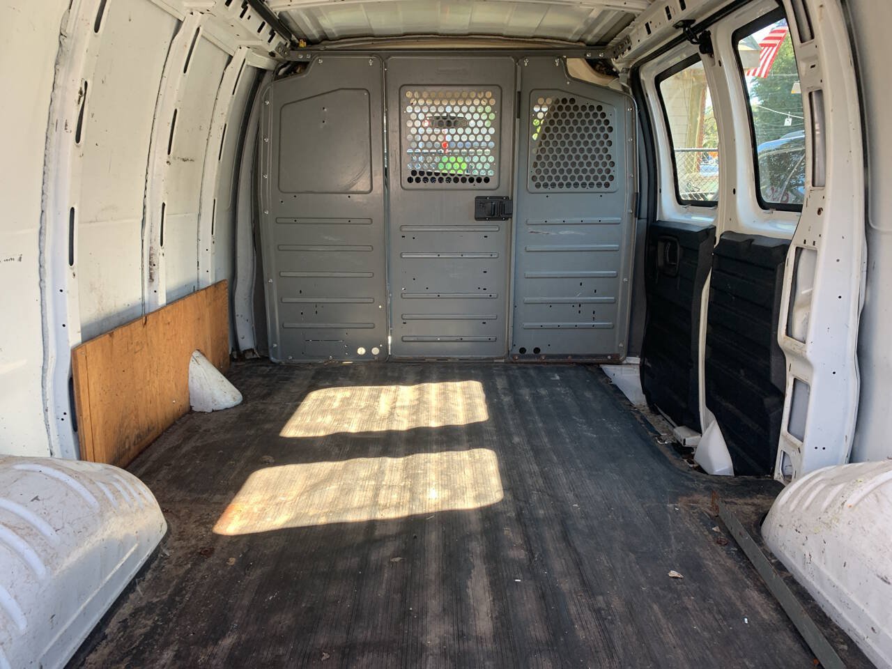 Used 2010 Chevrolet Express 1500 RWD image 18