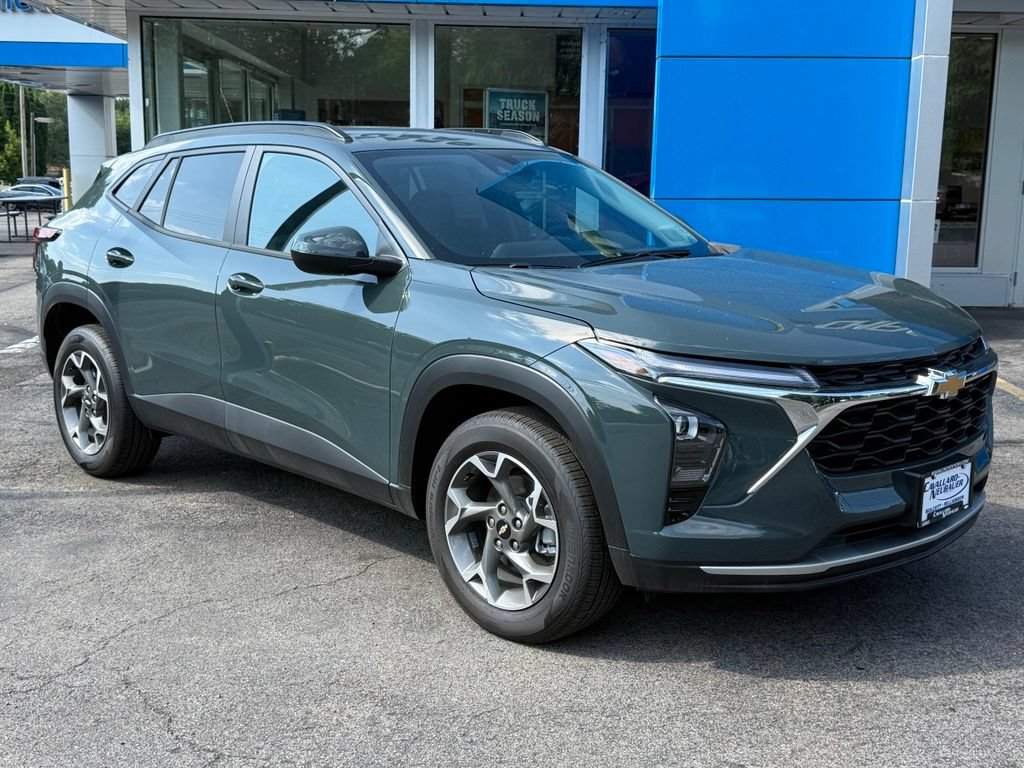 New 2026 Chevrolet Trax LT w/ LT Convenience Package FWD image 3
