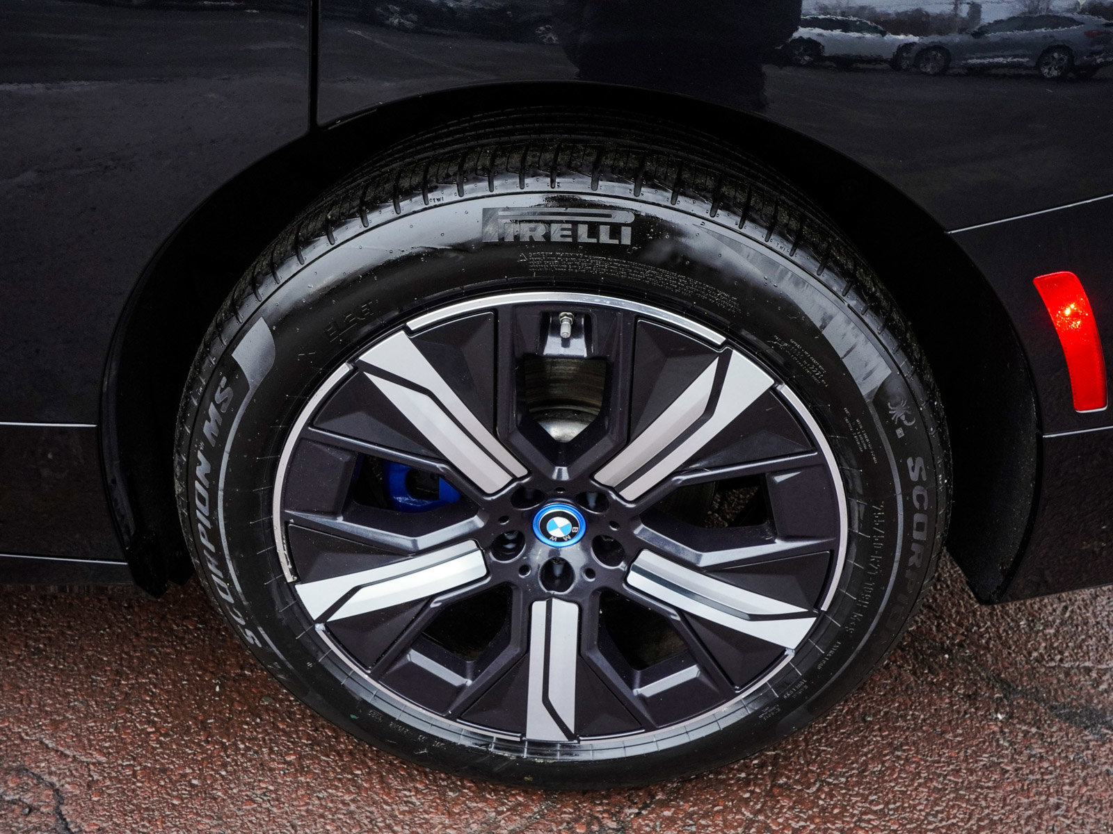 Used 2023 BMW iX xDrive50 w/ Premium Package AWD/4WD image 5