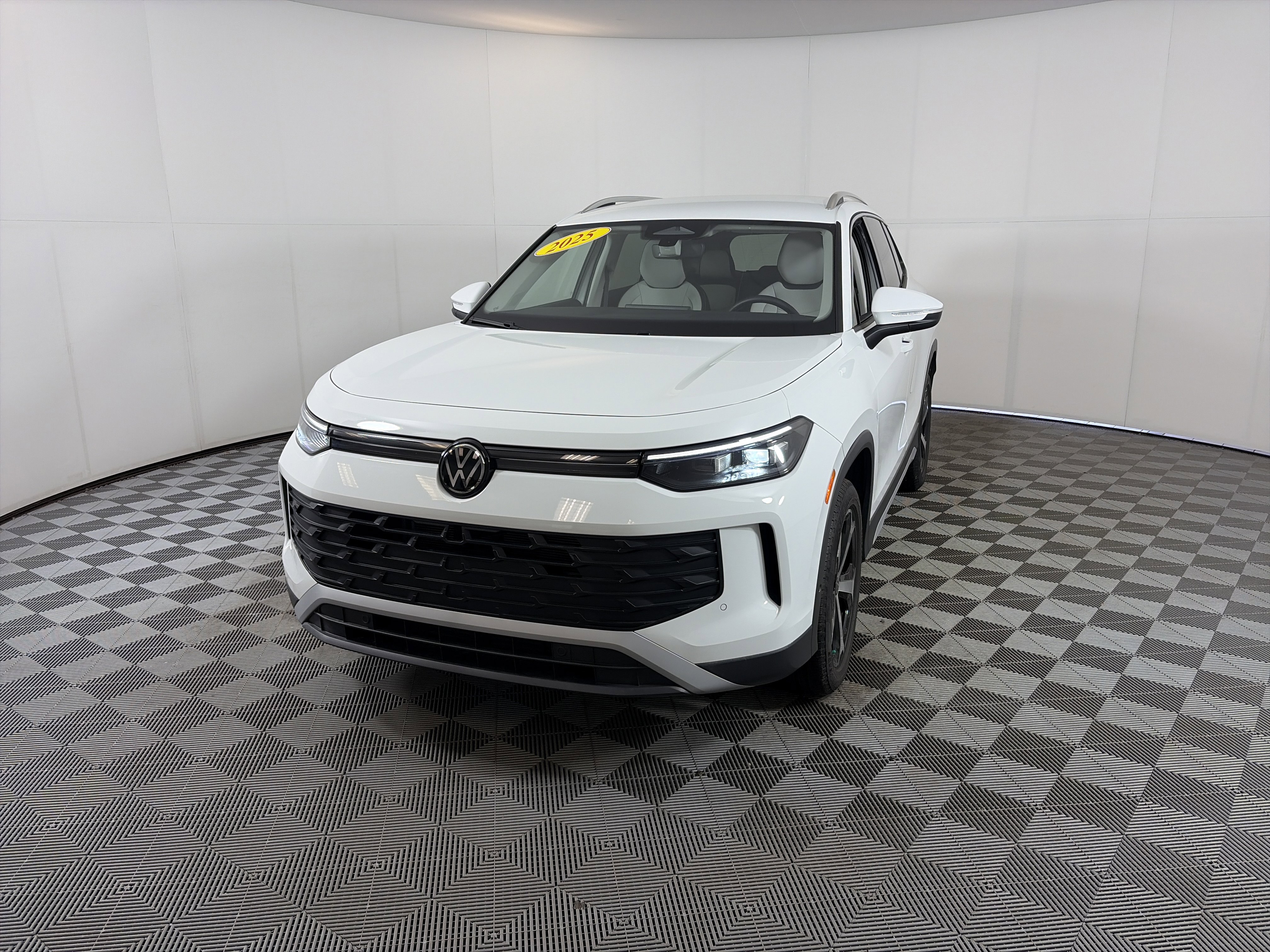 Used 2025 Volkswagen Tiguan SE image 2