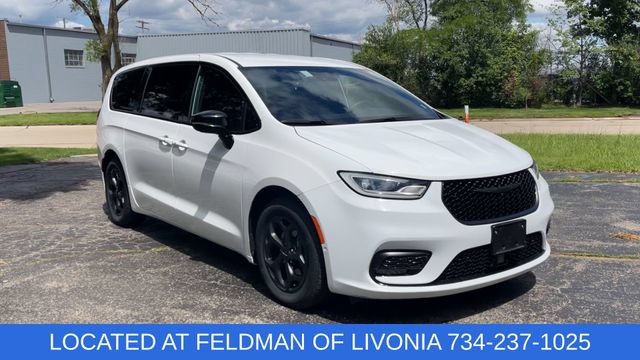 Used 2024 Chrysler Pacifica Limited FWD image 2