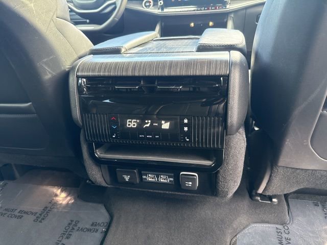 Certified 2024 Jeep Wagoneer Series III w/ Flexible Seating Group image 34