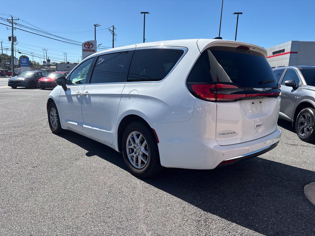 Used 2025 Chrysler Pacifica Select FWD image 6
