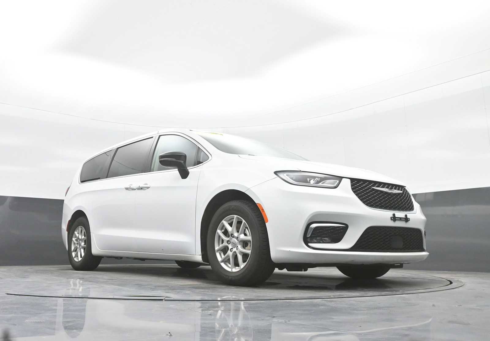 Used 2024 Chrysler Pacifica Touring-L image 18