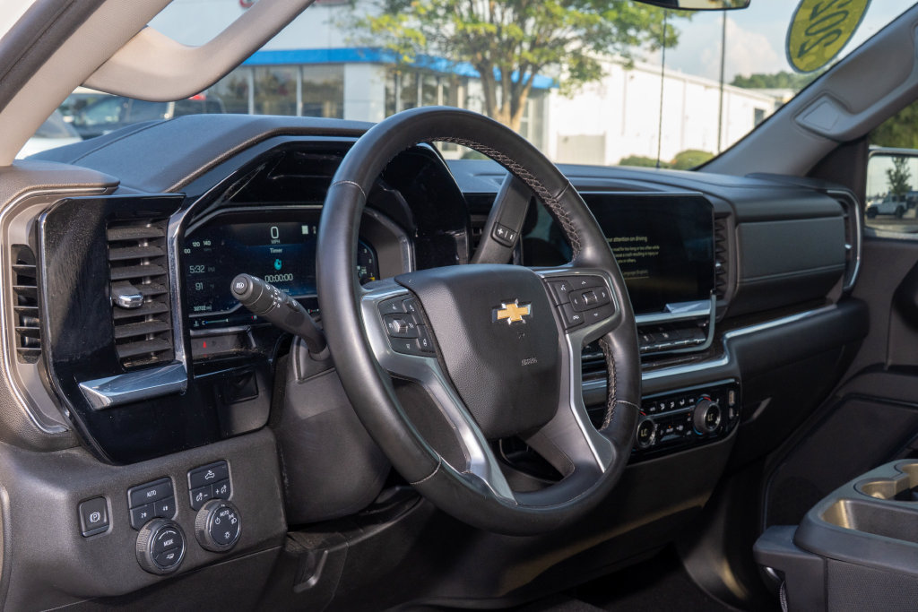 Used 2023 Chevrolet Silverado 1500 LT AWD/4WD image 10