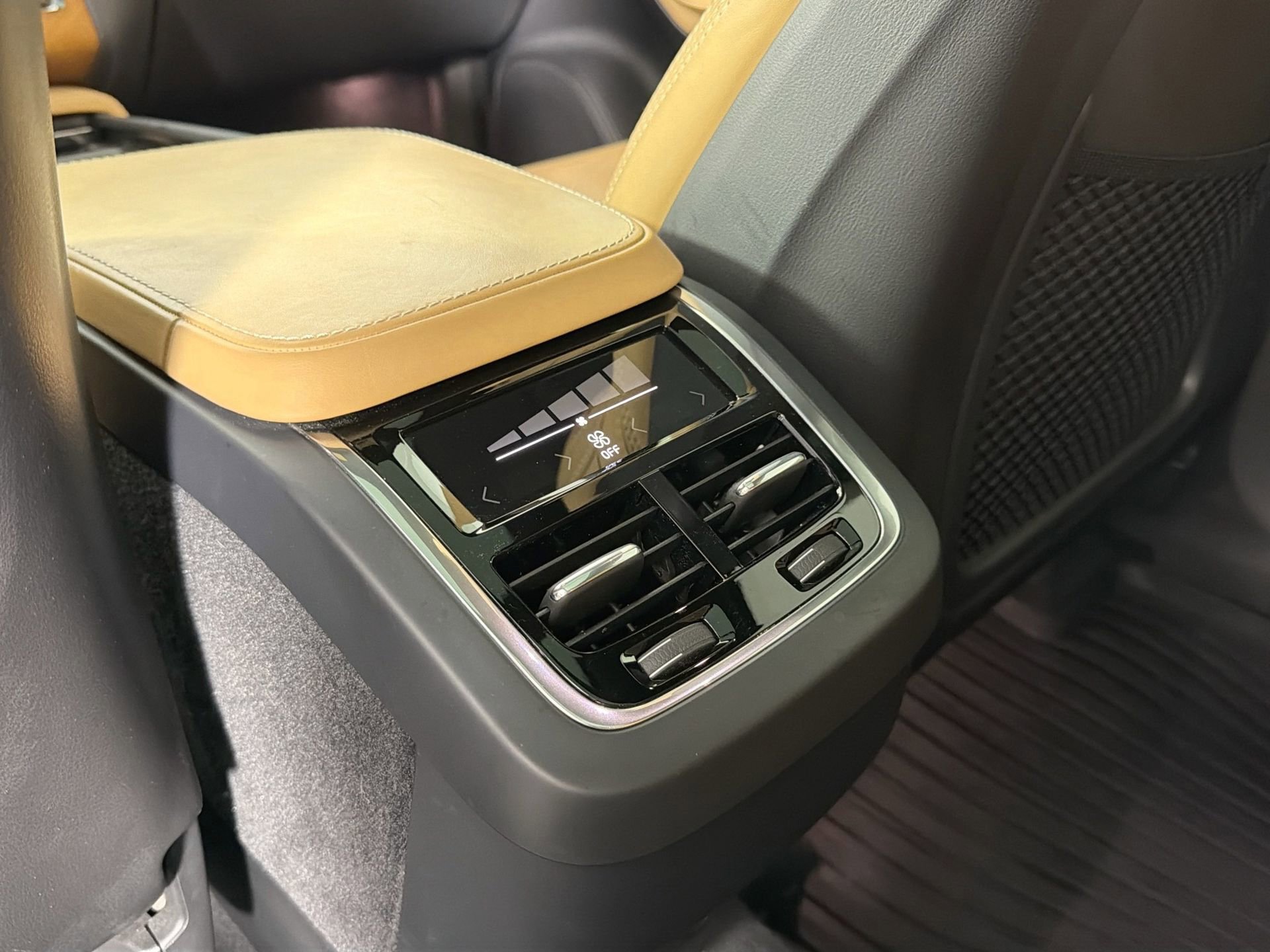 Used 2017 Volvo XC90 T6 Inscription w/ Vision Package image 27