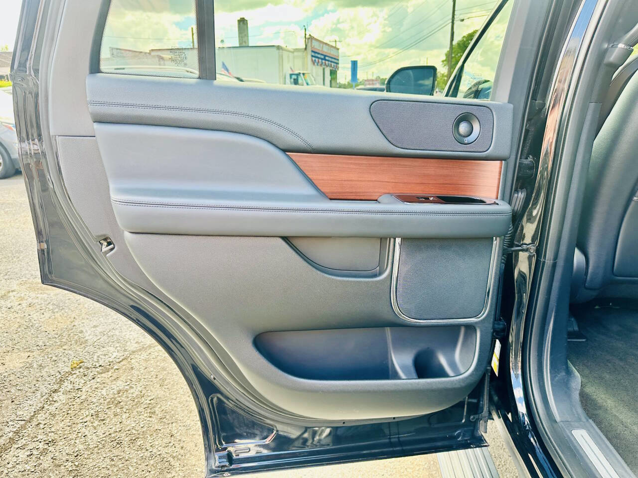 Used 2022 Lincoln Navigator Reserve image 18