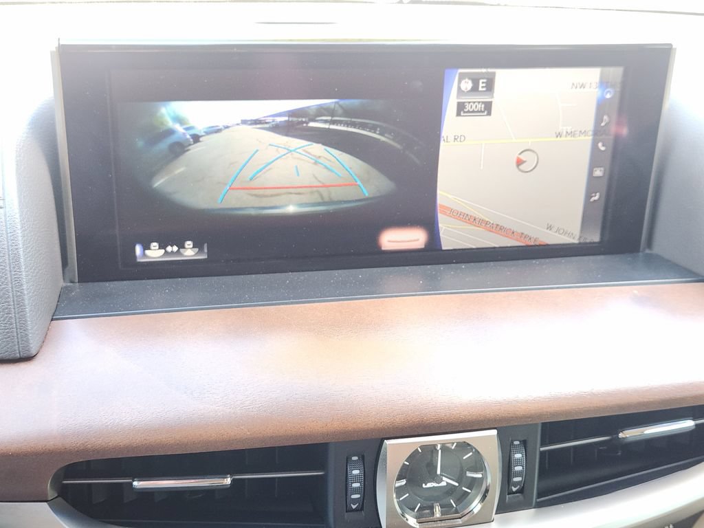 Used 2021 Lexus LX 570 4WD w/ Luxury Package image 19