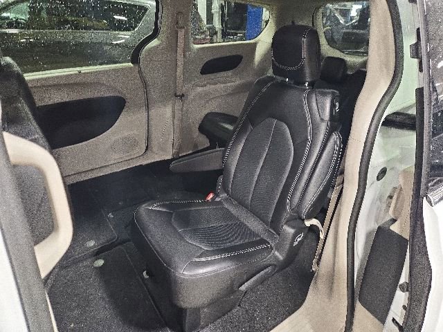 Used 2024 Chrysler Pacifica Touring-L FWD image 12