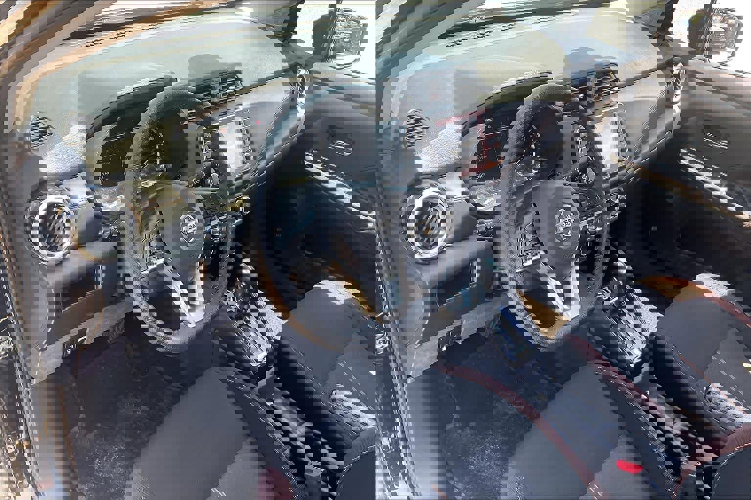 Used 2021 Nissan Versa SR w/ Convenience Package image 17