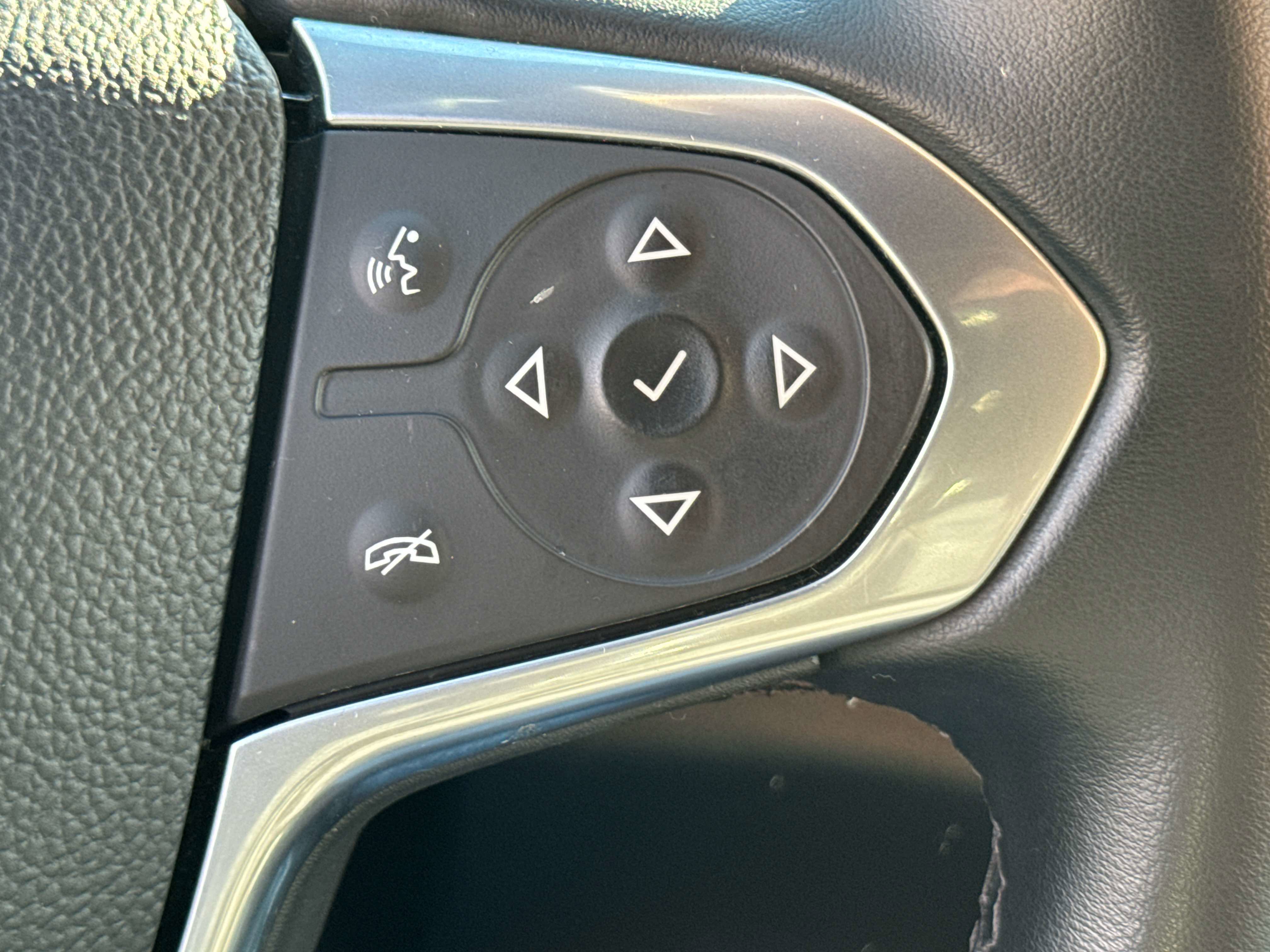 Used 2023 Chevrolet Traverse LT image 16