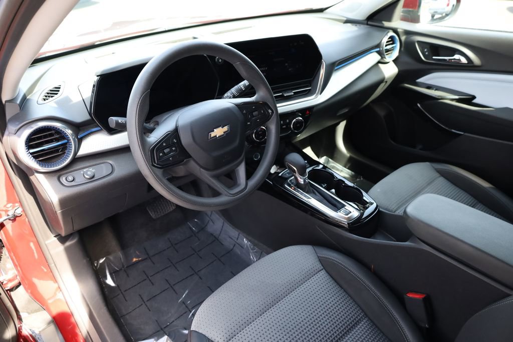 Used 2025 Chevrolet Trax LT FWD image 11