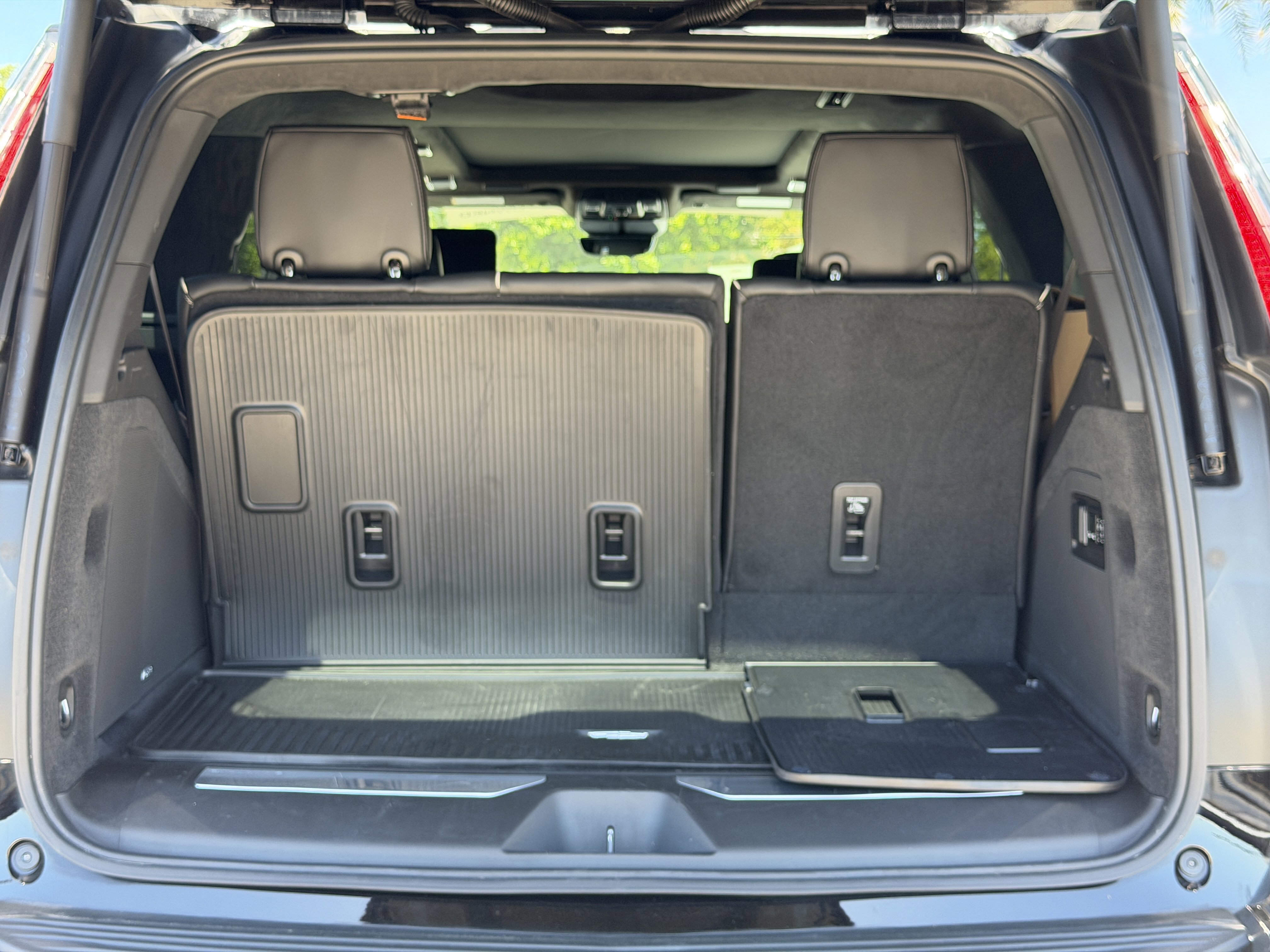 Certified 2022 Cadillac Escalade Premium Luxury Platinum w/ LPO, Radiant Package image 9