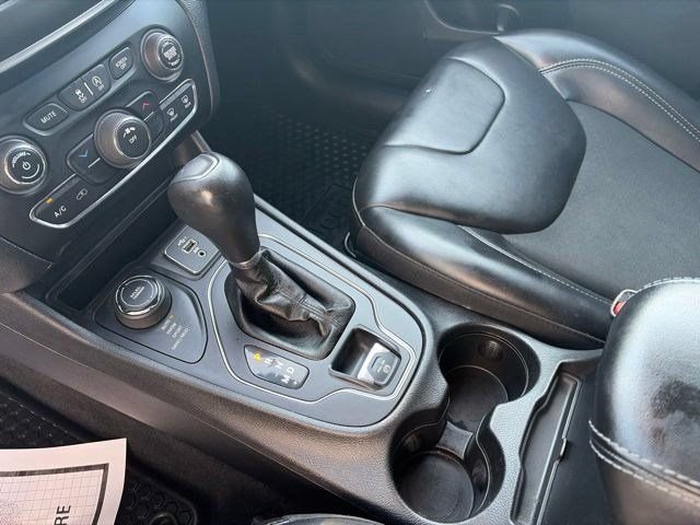 Used 2020 Jeep Cherokee Latitude Plus w/ Cold Weather Group AWD/4WD image 27