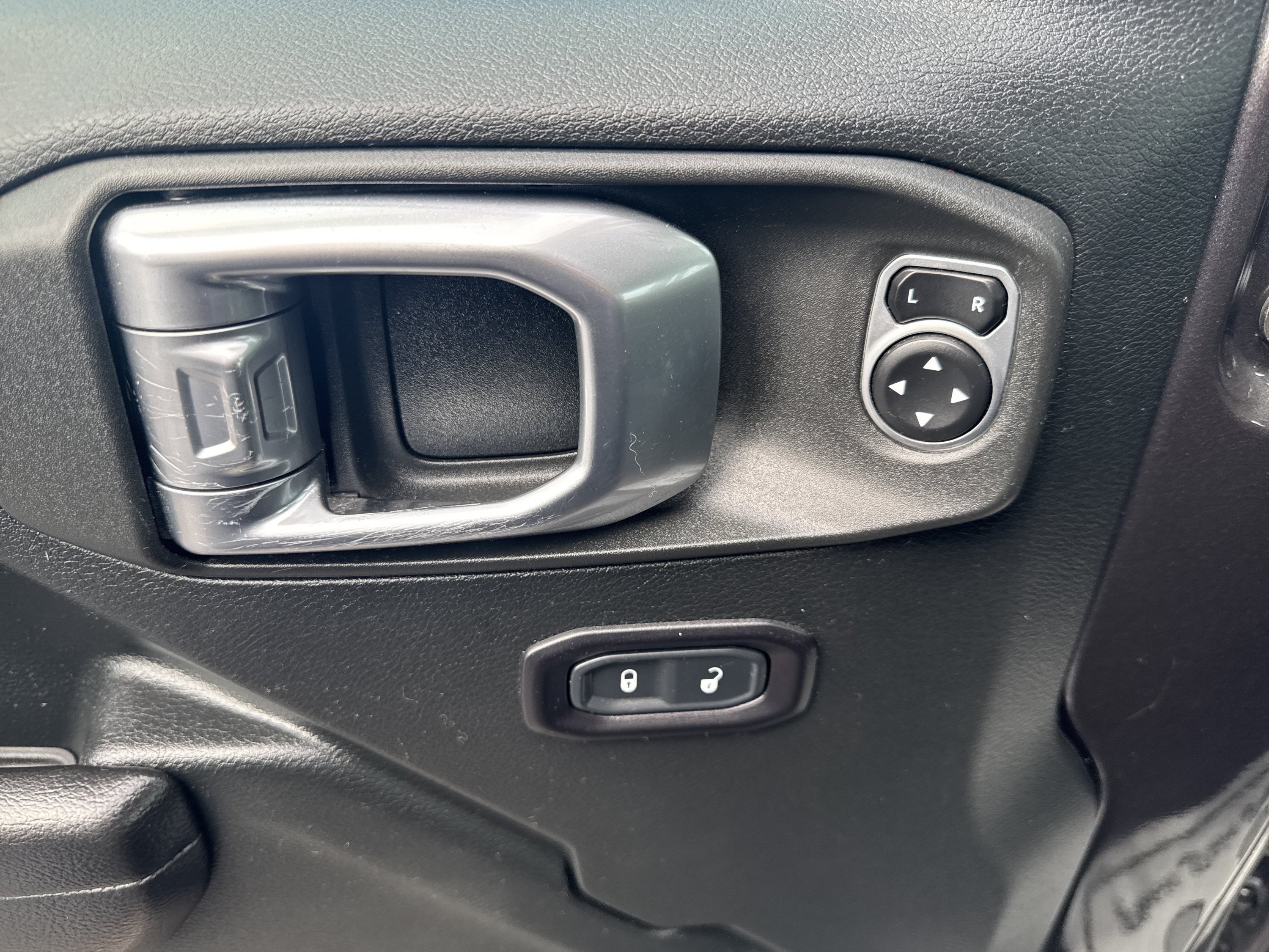Used 2018 Jeep Wrangler Unlimited Sport S AWD/4WD image 14