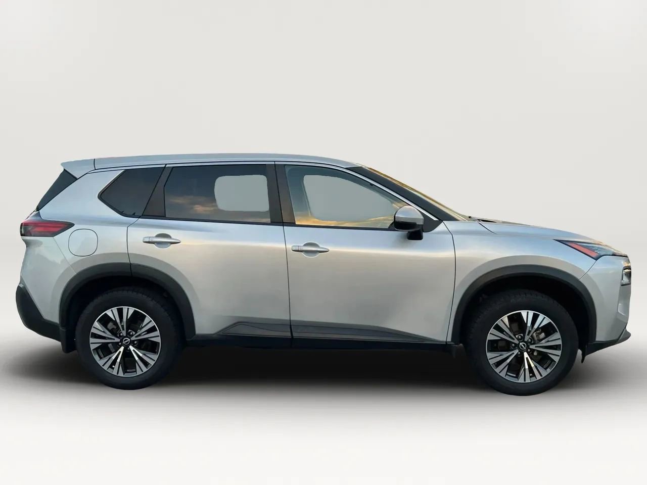 Used 2023 Nissan Rogue SV image 2