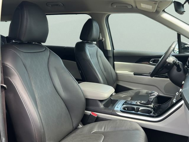 Used 2024 Kia Carnival EX image 21