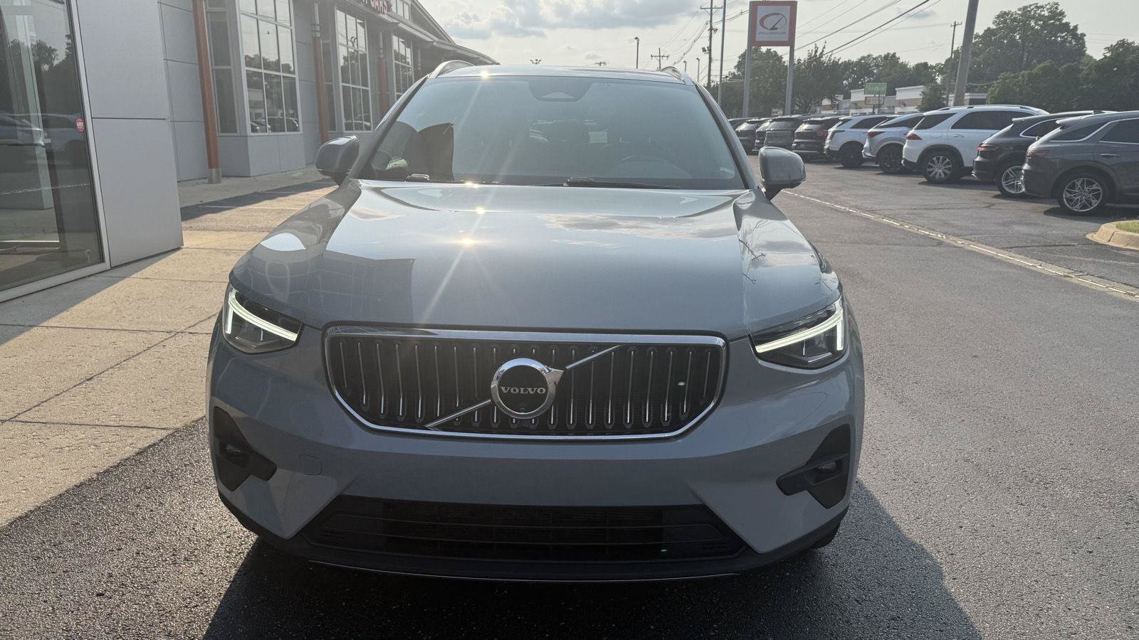 Used 2024 Volvo XC40 B5 Plus AWD/4WD image 3