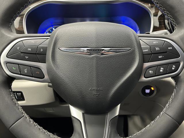 Used 2022 Chrysler Pacifica Limited w/ Uconnect Theater Family Group image 18