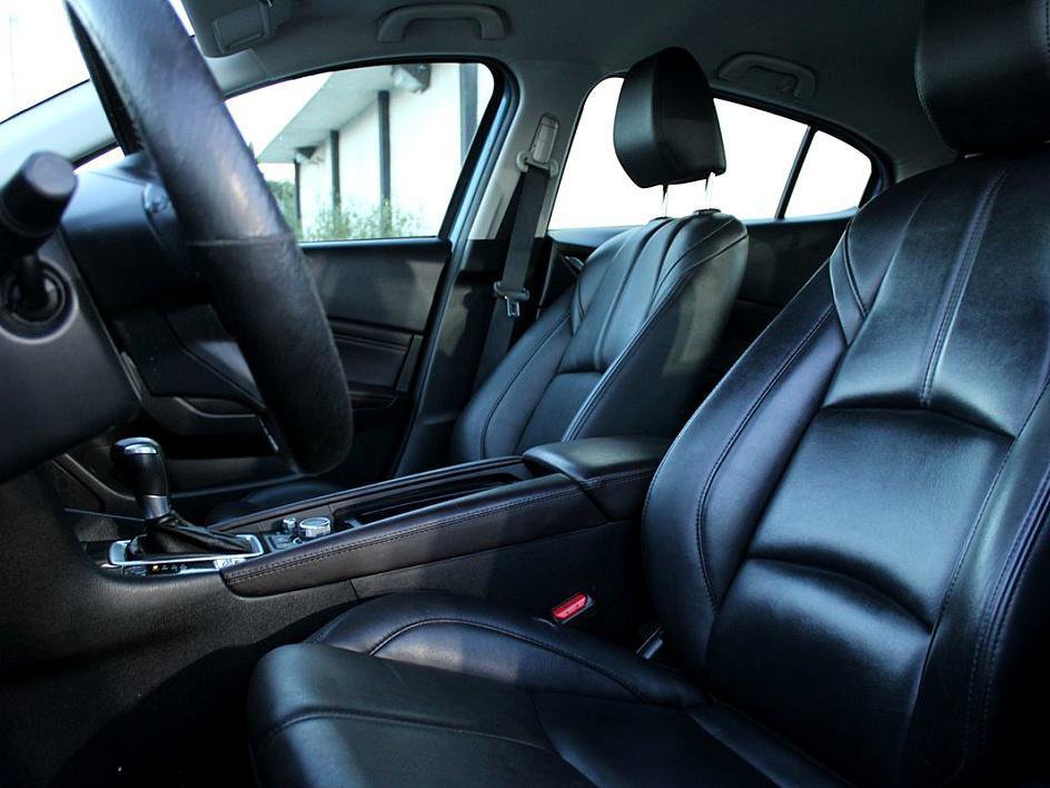 Used 2018 MAZDA MAZDA3 Touring image 14