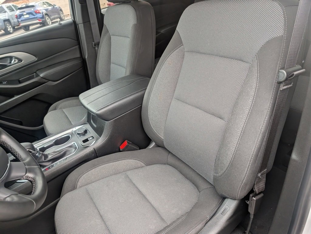Used 2023 Chevrolet Traverse LT image 9