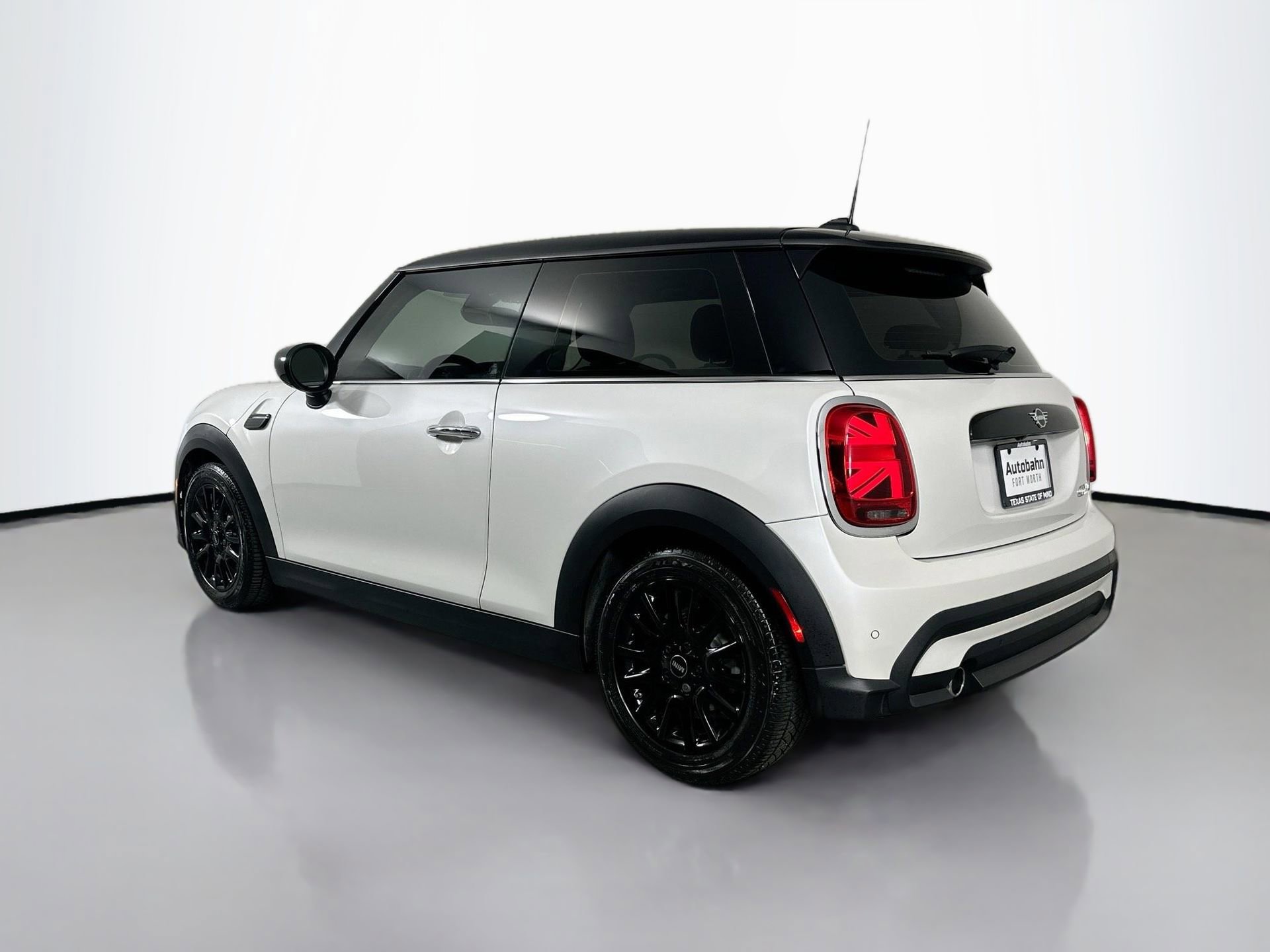 Used 2023 MINI Cooper 2-Door Hardtop image 9