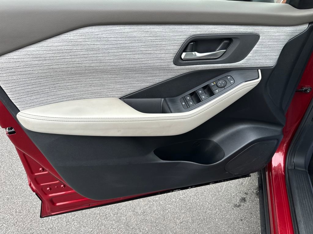 Used 2023 Nissan Rogue SV image 14