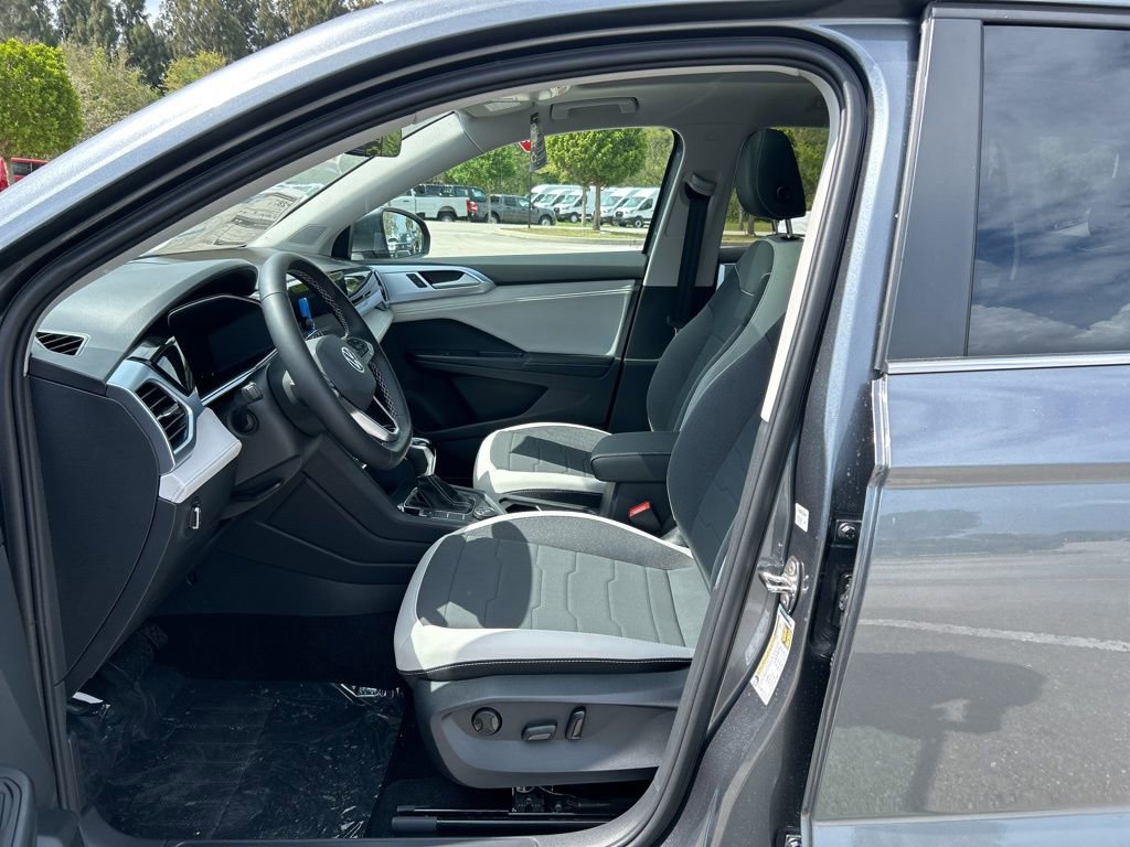 Used 2025 Volkswagen Taos SE image 9