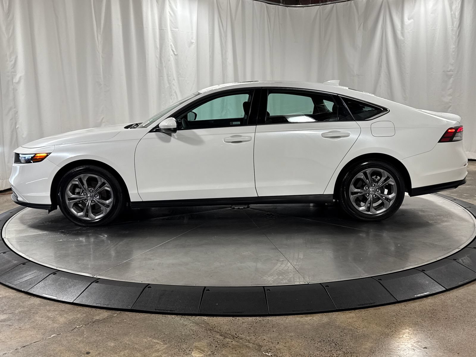 Certified 2023 Honda Accord EX image 8