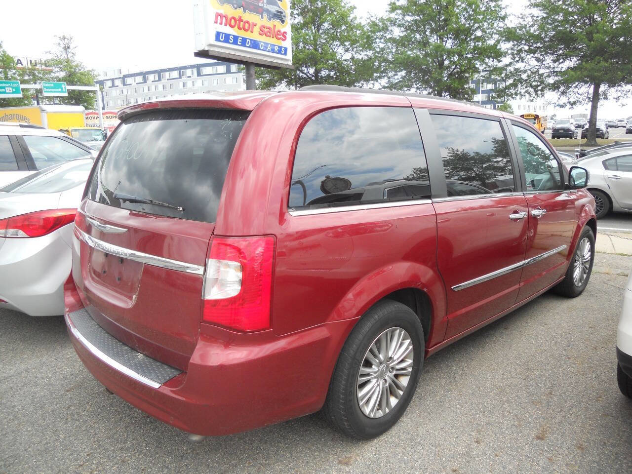 Used 2015 Chrysler Town & Country Touring-L w/ Driver Convenience Group image 3