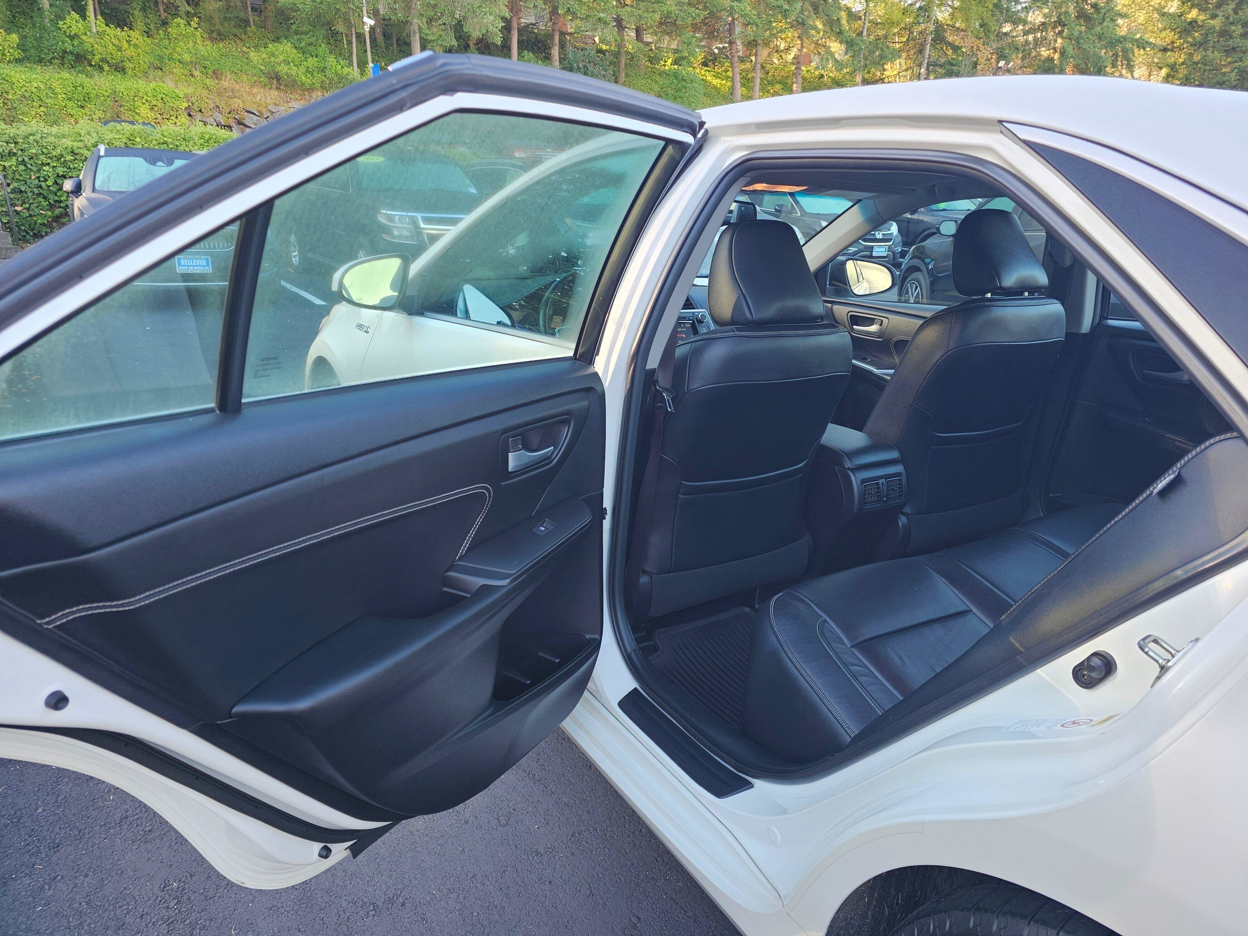 Used 2015 Toyota Camry XLE w/ Moonroof Package FWD image 19