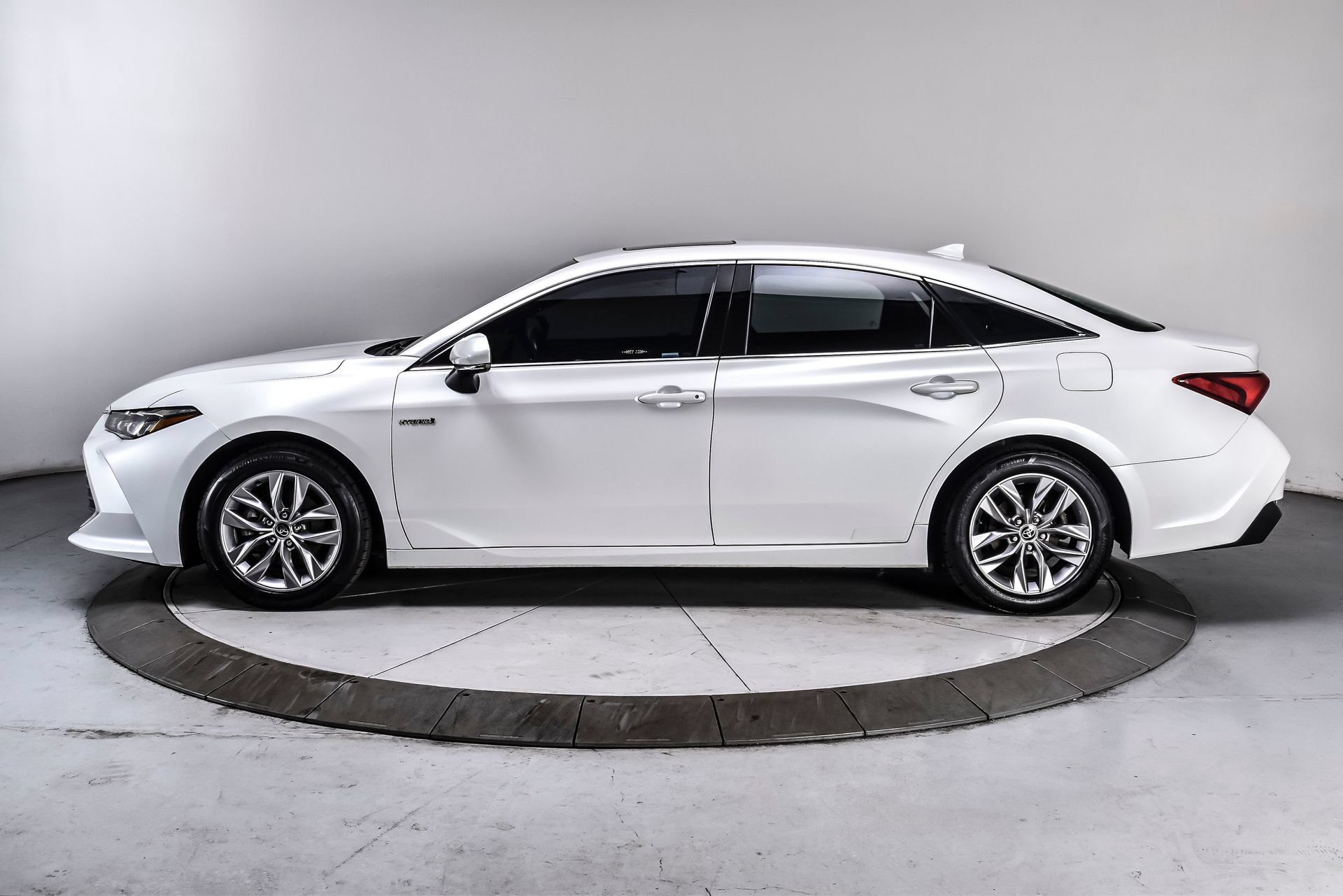 Used 2020 Toyota Avalon XLE w/ Moonroof Package FWD image 3