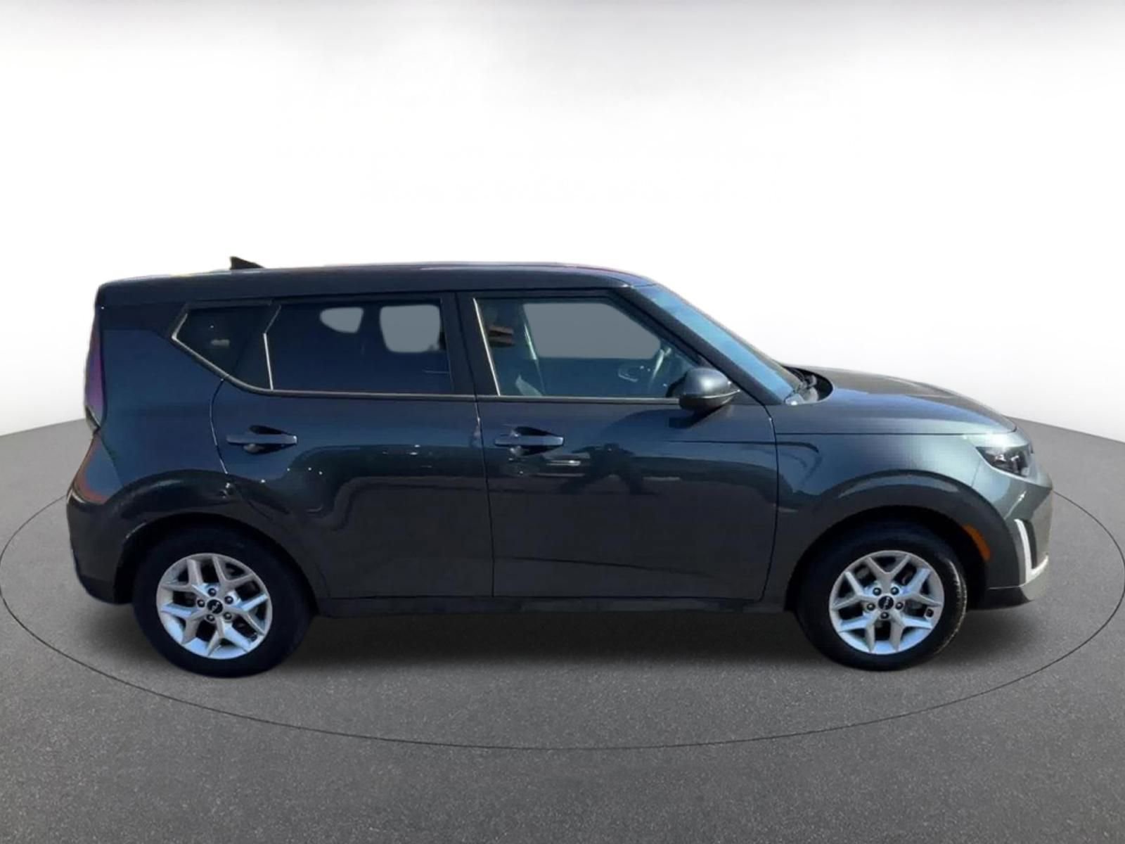 Used 2025 Kia Soul LX w/ LX Technology Package FWD image 16