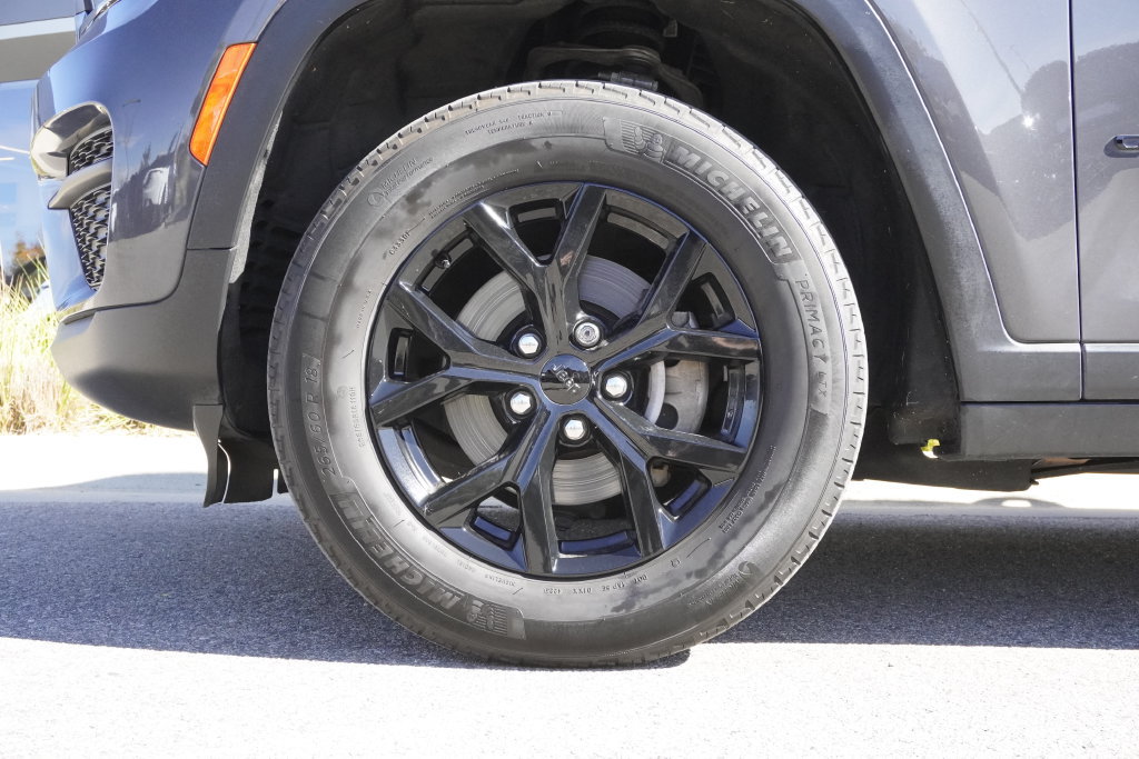 Used 2024 Jeep Grand Cherokee Altitude AWD/4WD image 32