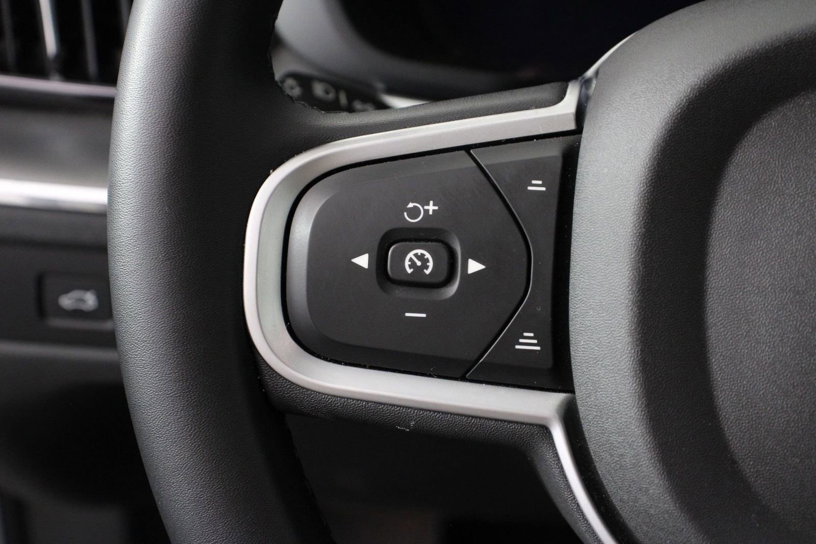 Certified 2025 Volvo XC60 B5 Core AWD/4WD image 10