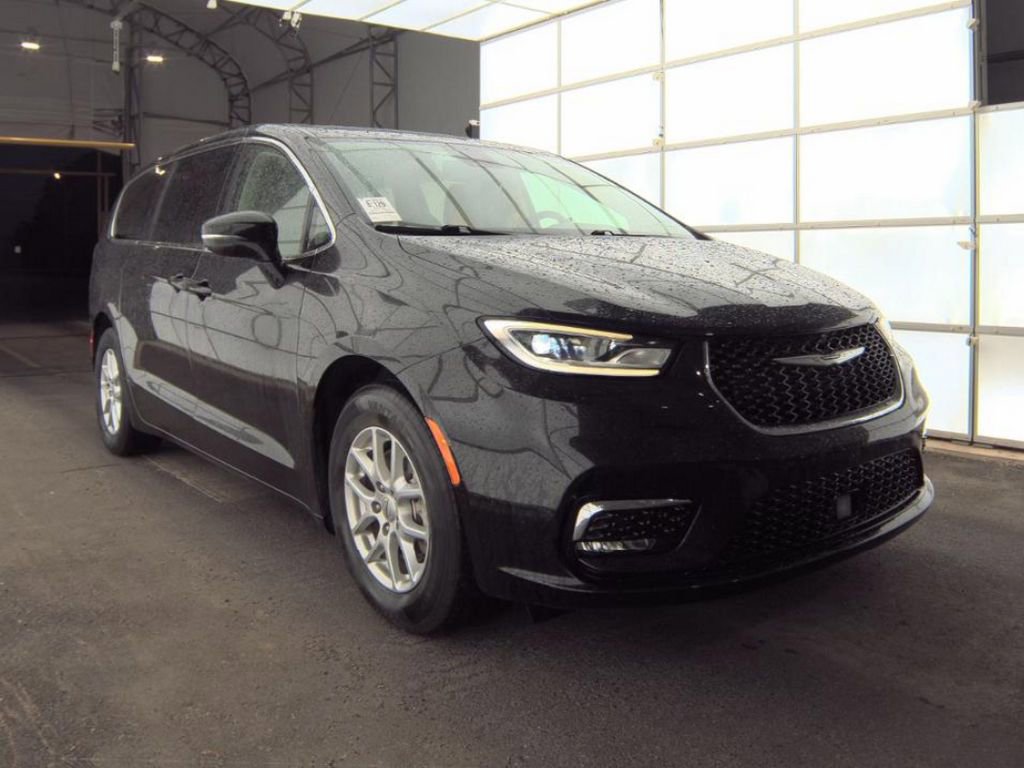 Used 2023 Chrysler Pacifica Touring-L FWD image 3